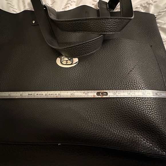 Mid-size black shoulder bag/carry on bag. - Picture 4 of 7